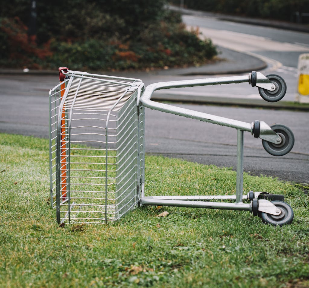 Tipped over shopping cart photo by Ellie Burgin on Pexels